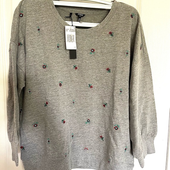 New Sweater with Roses - Picture 1 of 3